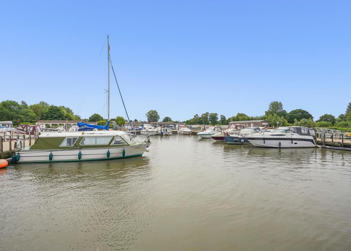 Отель Broadlands Park And Marina Pakefield Экстерьер фото