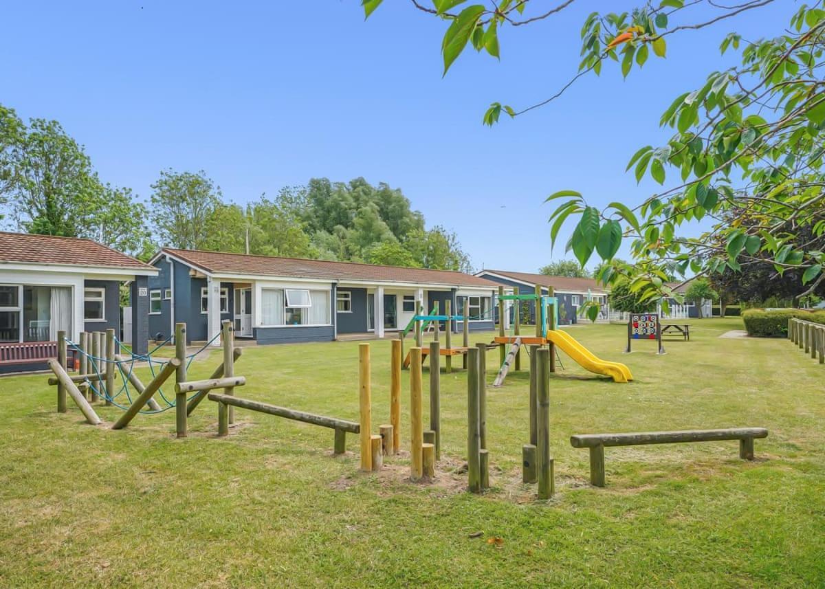 Отель Broadlands Park And Marina Pakefield Экстерьер фото
